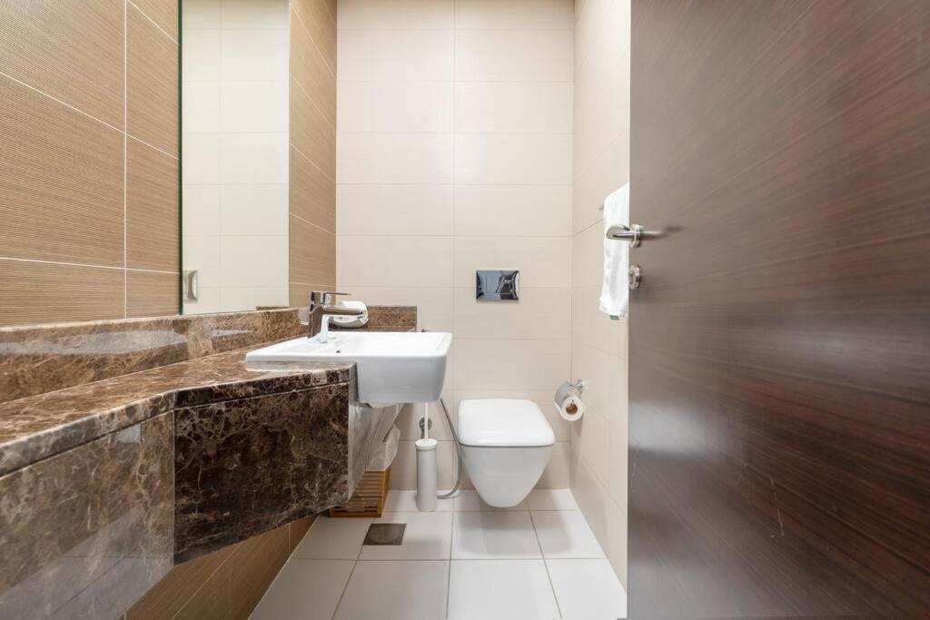 Cozy Studio In Sparkle Tower Jbr By Suiteable Dubái Exterior foto