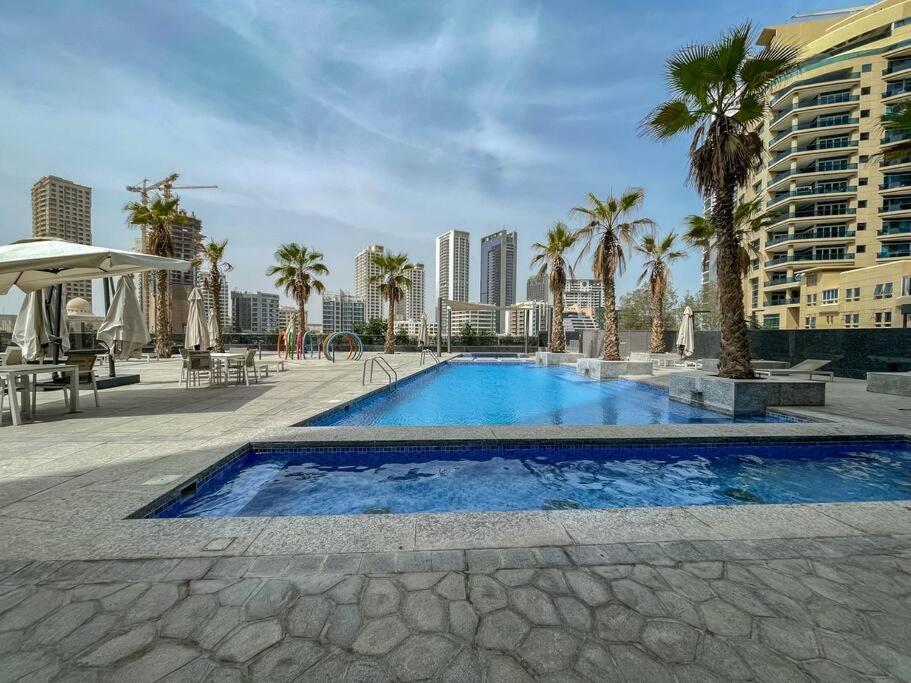 Cozy Studio In Sparkle Tower Jbr By Suiteable Dubái Exterior foto