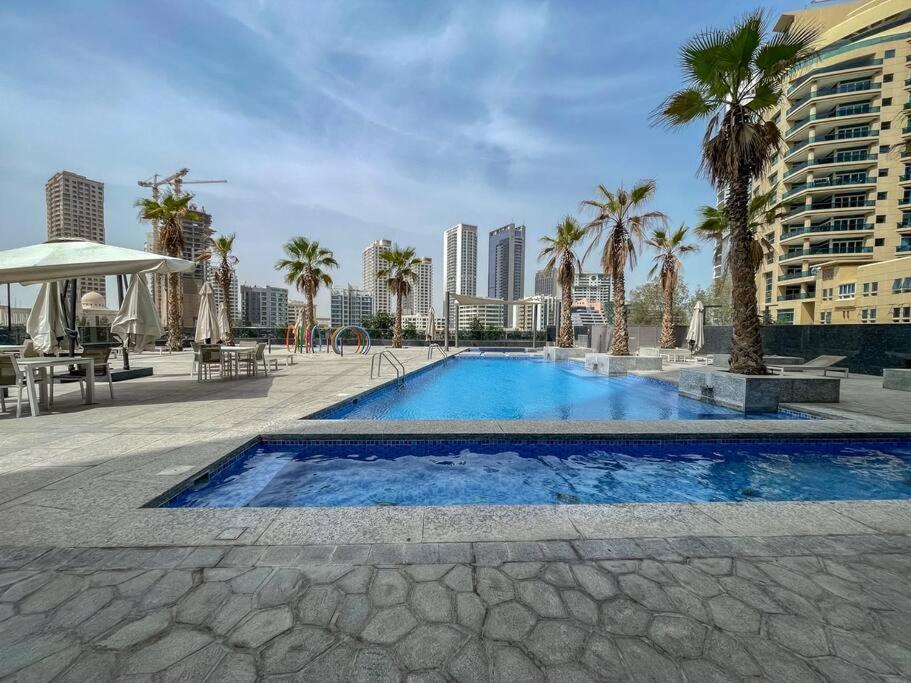Cozy Studio In Sparkle Tower Jbr By Suiteable Dubái Exterior foto